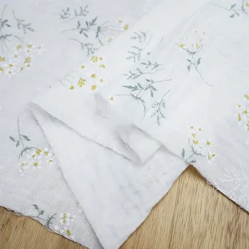 Дышащая и легкая двухслойная хлопчатобумажная ткань с мелким цветочным рисунком Идеально подходит для изготовления одежды и аксессуаров